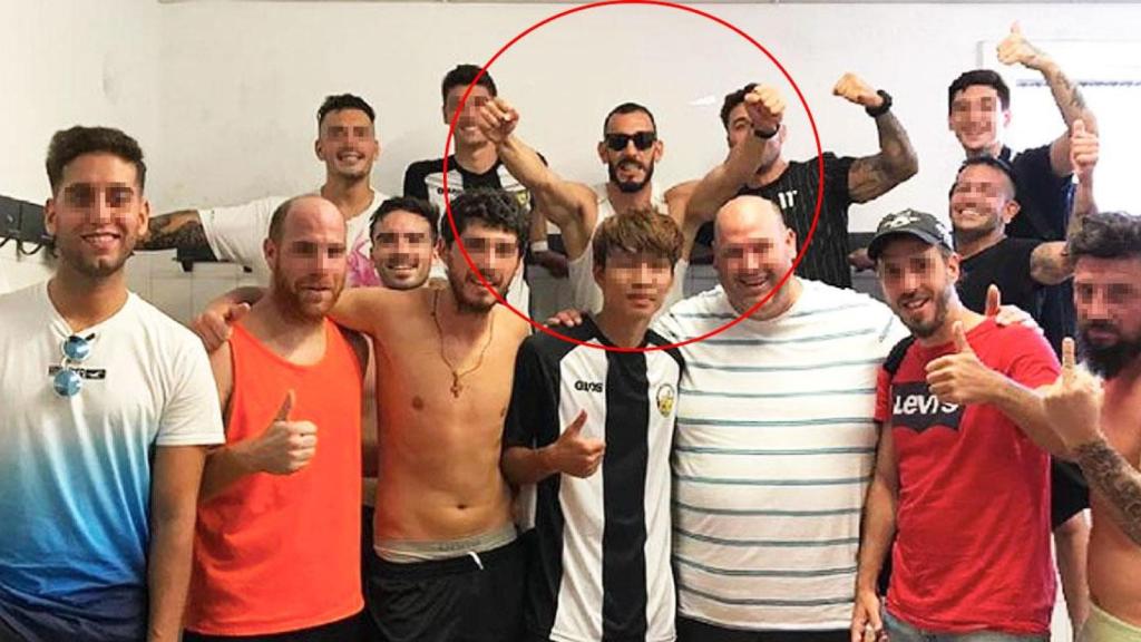 Valentín Moreno, en una foto con sus compañeros del Sant Adrià CF / CG