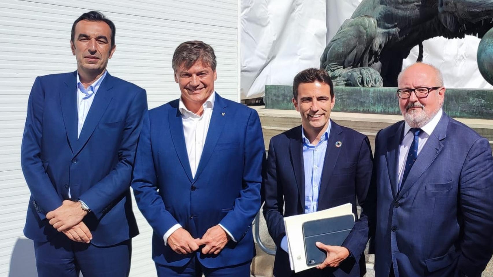 Antoni Cañete, presidente de la Plataforma Multisectorial contra la Morosidad (PMcM), junto a diputados en el Congreso / CEDIDA