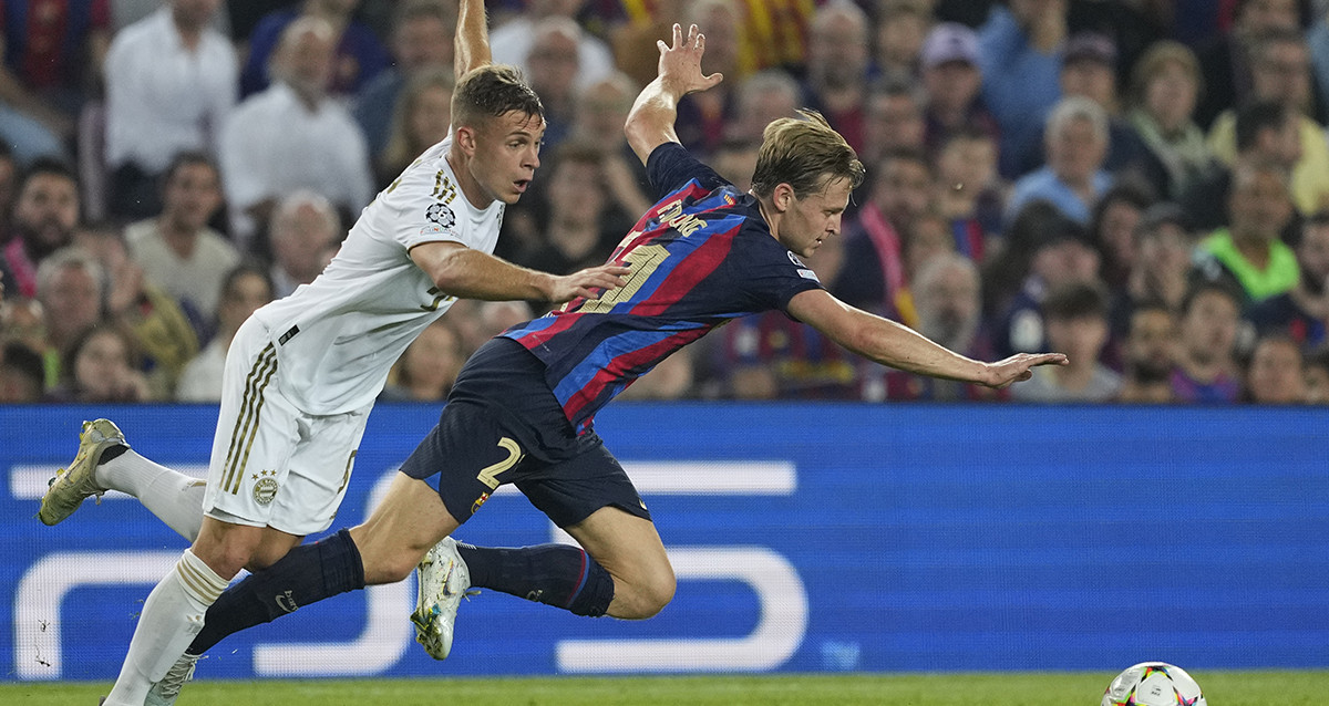 La disputa de balón entre Kimmich y Frenkie de Jong en el Barça-Bayern / EFE