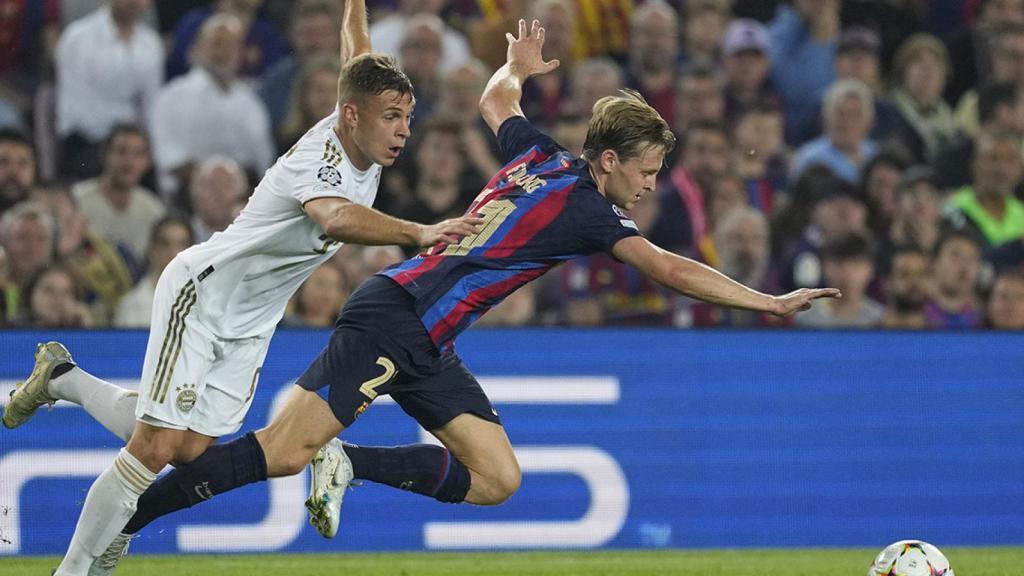 La disputa de balón entre Kimmich y Frenkie de Jong en el Barça-Bayern / EFE