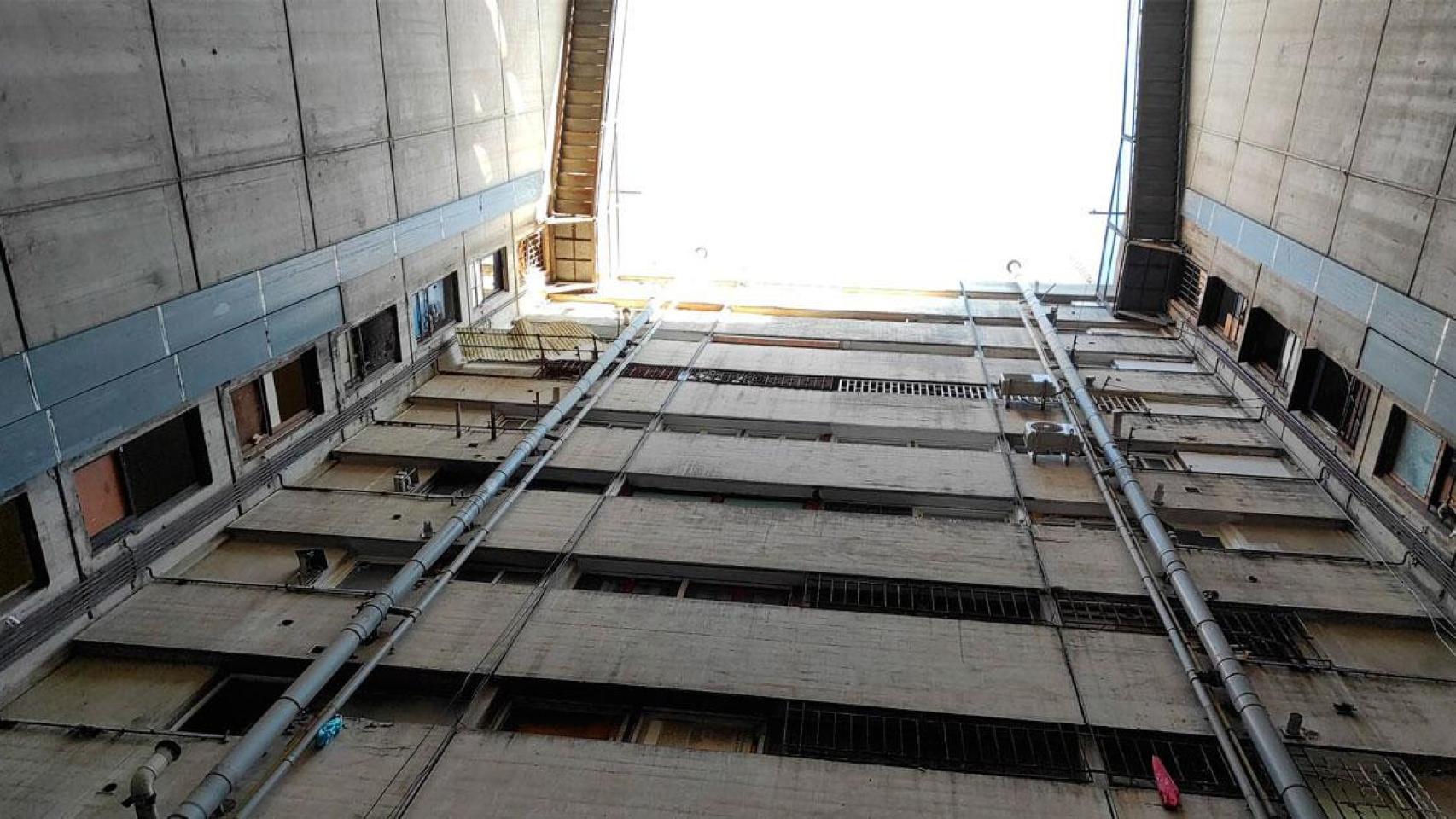 Imagen del patio de luces del Edificio Venus de La Mina, en Sant Adrià de Besòs / CG