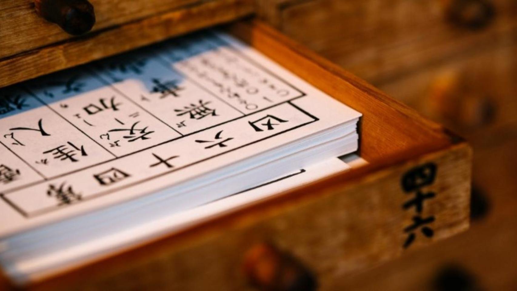 Cartillas de papel con caracteres en chino / Leon Gao en UNSPLASH