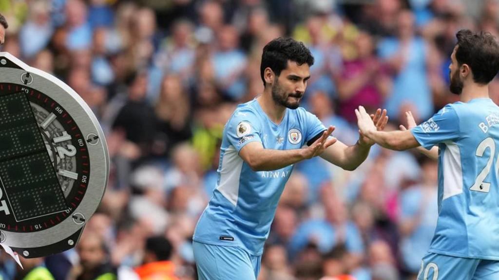 Gundogan sustituye a Bernardo Silva, durante un partido del Manchester City / EFE