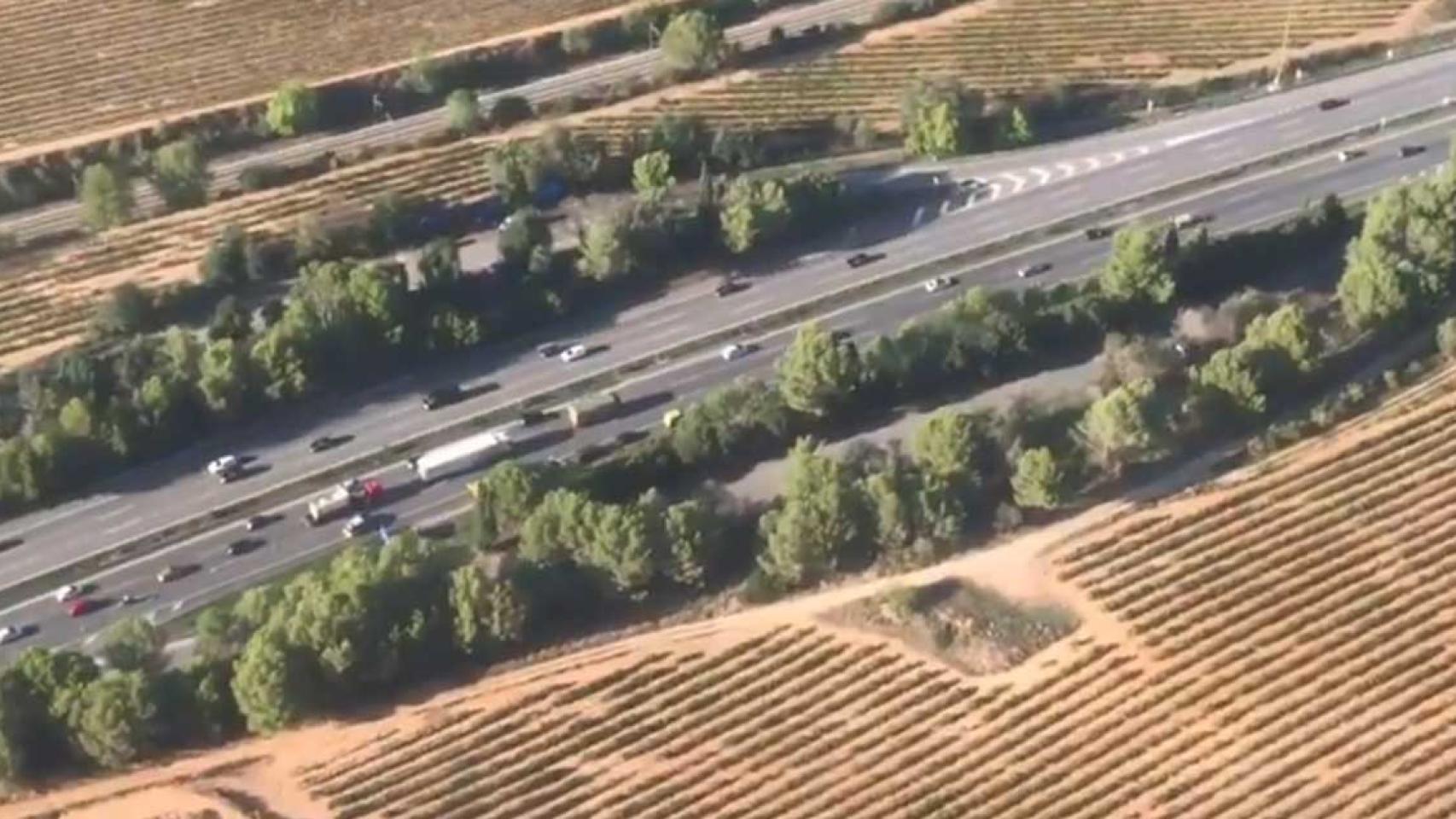 Colas en la AP7 por un accidente entre Vilafranca del Penedès y Sant Sadurní d'Anoia / TRÀNSIT