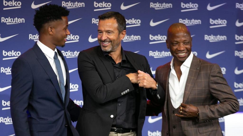 Jorge Mendes, junto a Ansu Fati y Bori Fati en una imagen de archivo / REDES