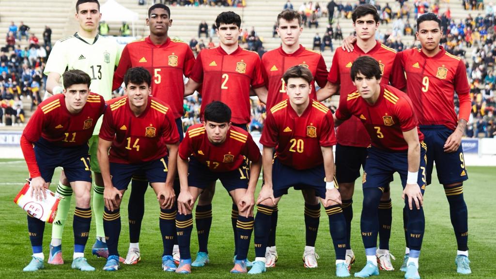 Los titulares de la España sub19, con la presencia de Ilias y Pablo Torre / SeFutbol