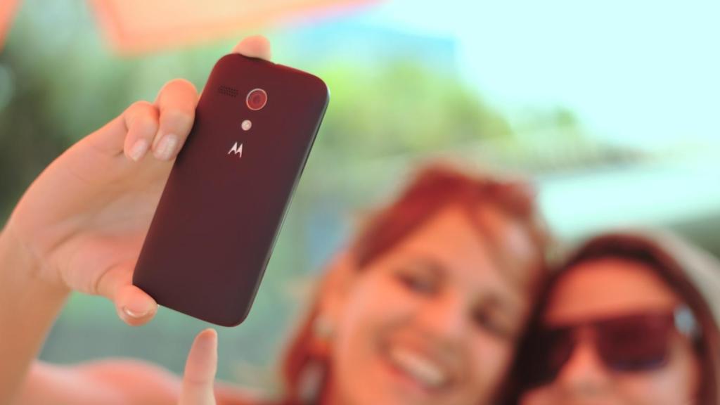 Una mujer se hace un 'selfie' junto a una amiga