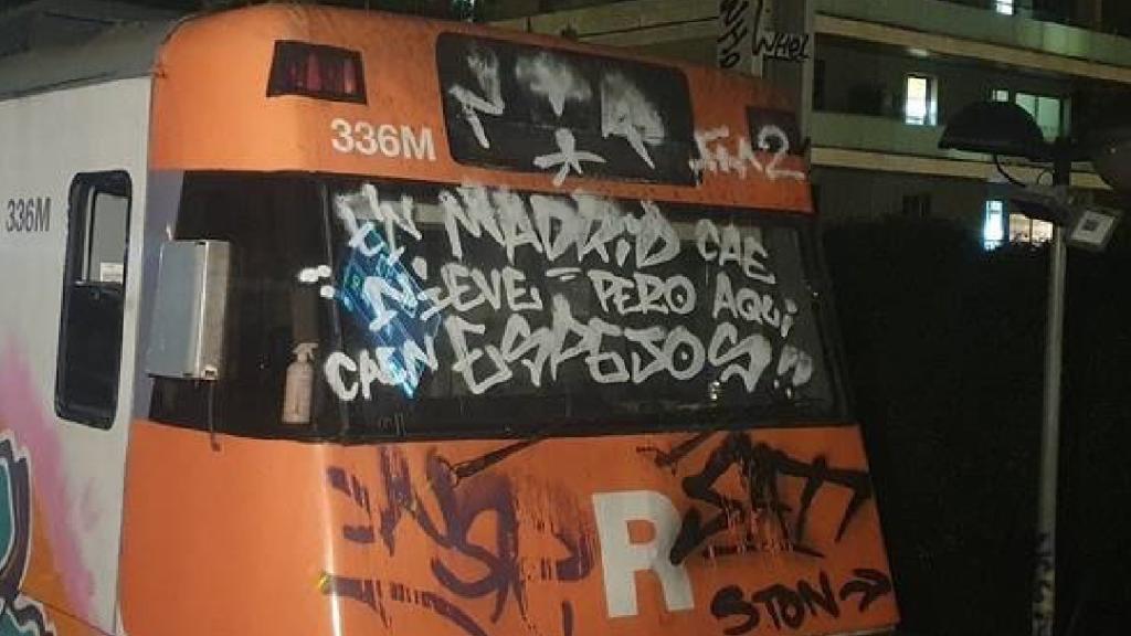 Un tren vandalitzat per uns grafiters com els que van apedregar un vigilant de seguretat / RENFE