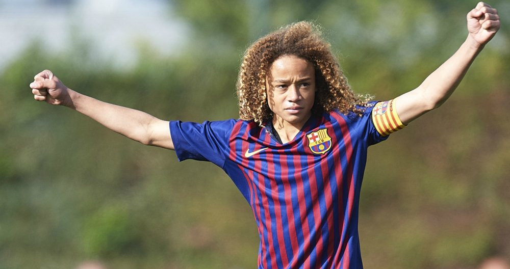 Xavi Simons en una imagen de archivo jugando con el Barça / EFE