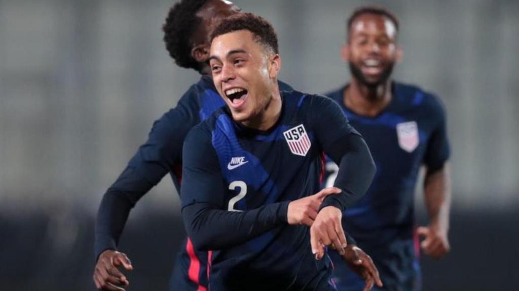 Sergiño Dest conquista el primer título internacional de su palmarés / Redes