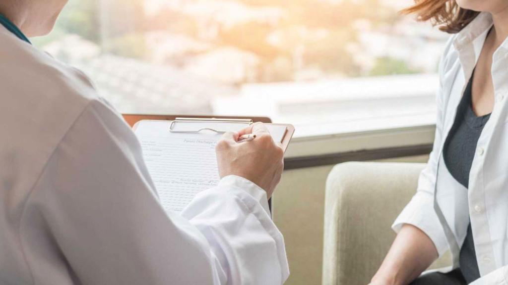 Un ginecólogo atiende a una paciente con los primeros síntomas de menopausia / PEXELS