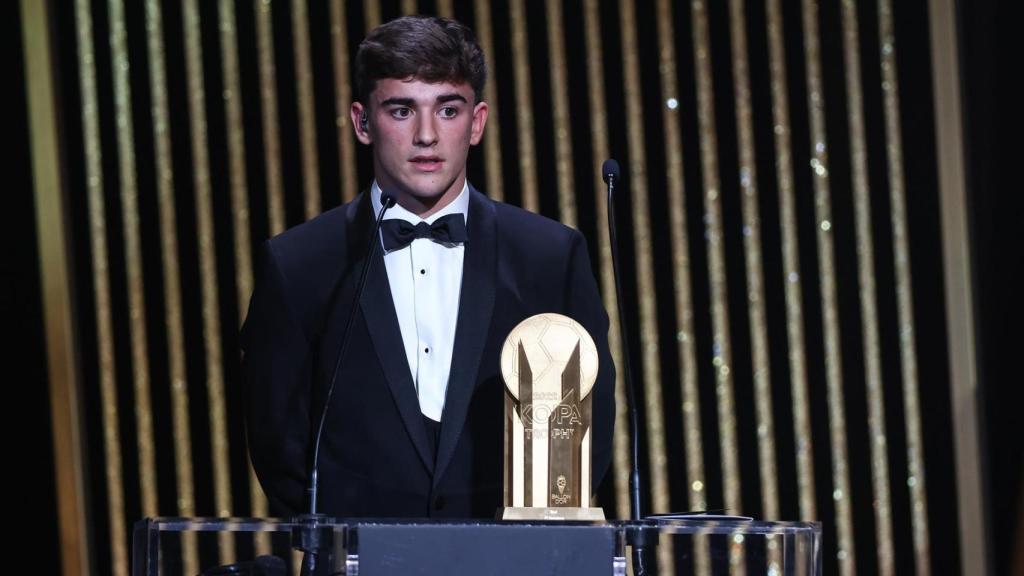 Gavi, con el trofeo Kopa de 'France Football', antes de recibir el Golden Boy / EFE