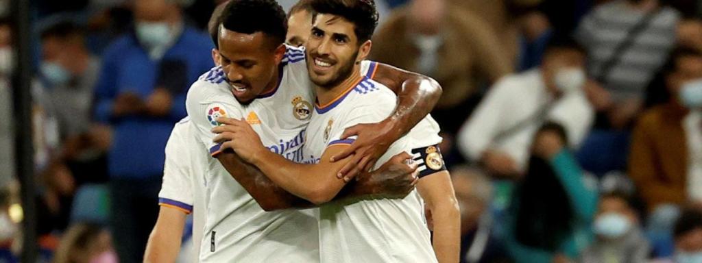 El abrazo de los jugadores con Asensio tras su gol en el Madrid-Mallorca / EFE