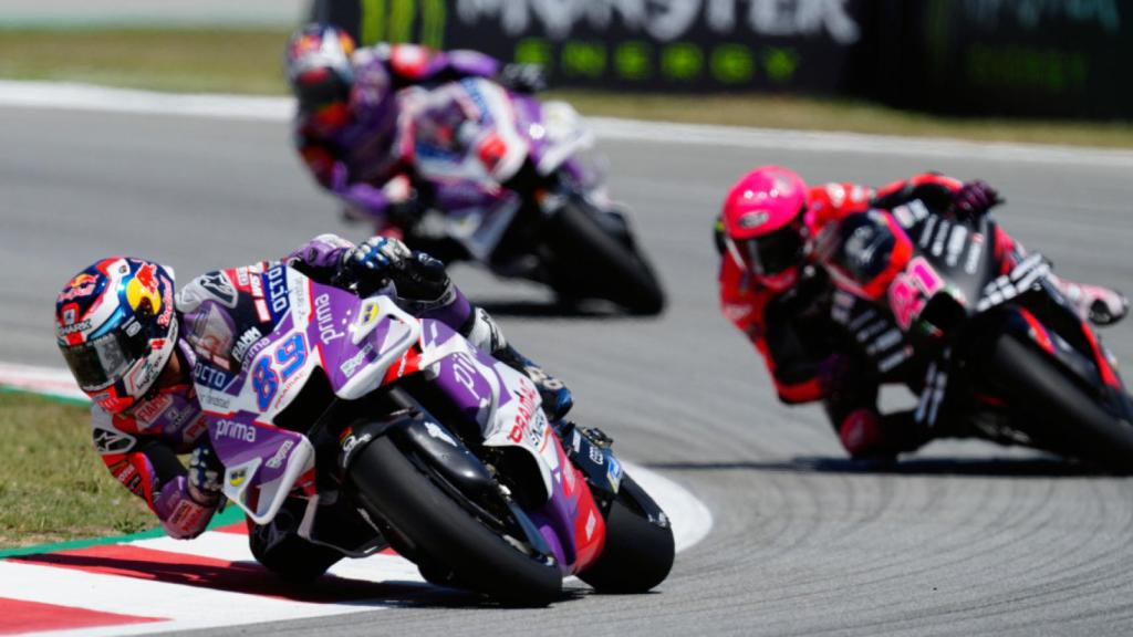 El piloto español del Prima Pramac Racing Jorge Martin (i) seguido de su compatriota del Aprilia Racing Aleix Esparagaró (d) durante el Gran Premio de Catalunya de motociclismo de MotoGP / EFE