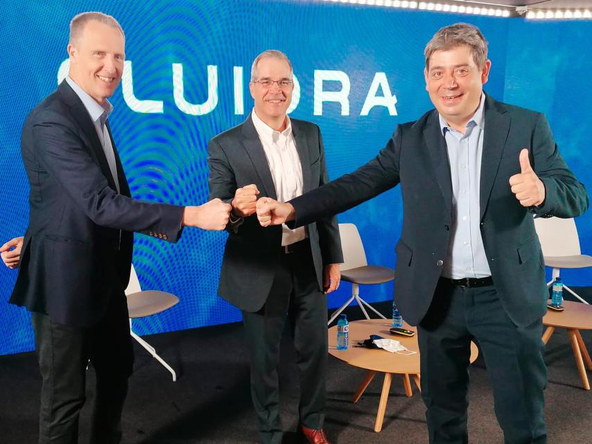 Bruce Brooks, consejero delegado de Fluidra (centro), flanqueado por el director financiero, Xavier Tintoré (izq.), y el presidente, Eloi Planes / FLUIDRA