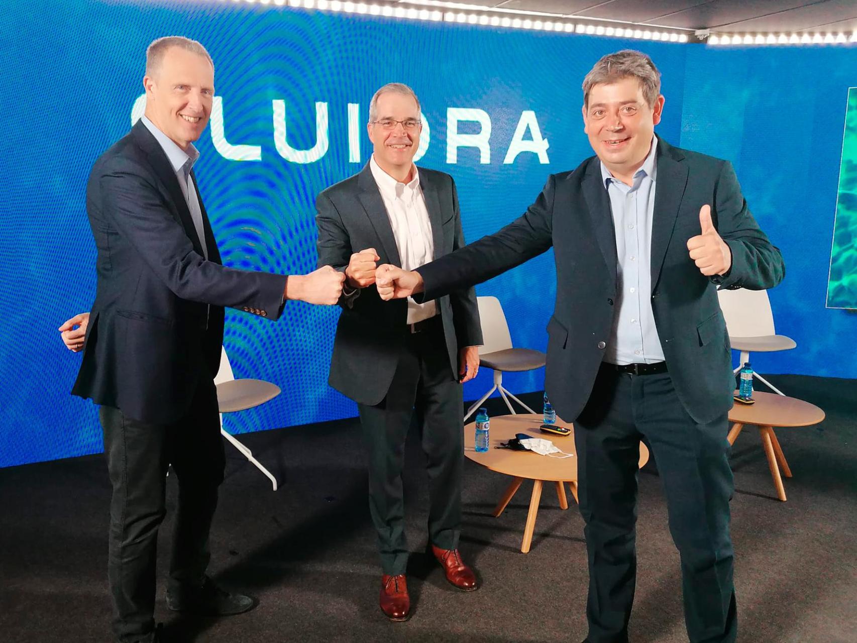 Bruce Brooks, consejero delegado de Fluidra (centro), flanqueado por el director financiero, Xavier Tintoré (izq.), y el presidente, Eloi Planes / FLUIDRA