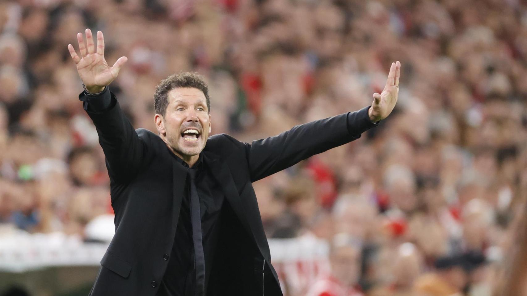 Simeone da instrucciones a sus jugadores en el Athletic Atlético / EFE
