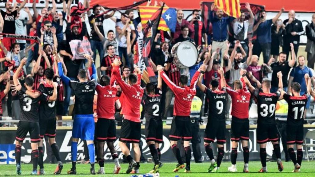 Los jugadores del Reus celebran una victoria con su afición