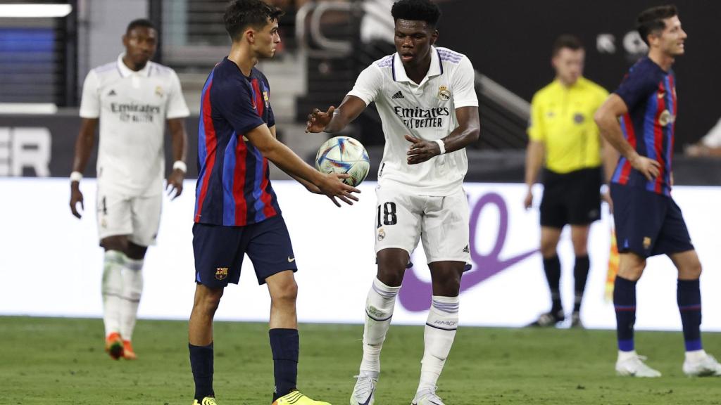 Pedri, en un lance con Tchouameni durante el clásico de Las Vegas