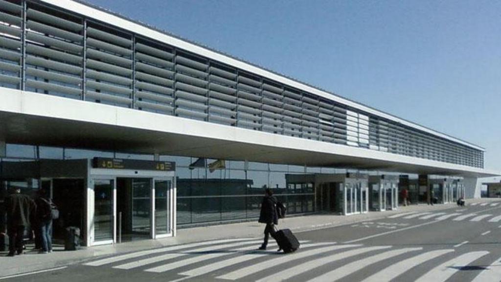 Imagen a la pista del aeropuerto de Reus, donde se digiría la avioneta que ha sufrido el accidente / AENA