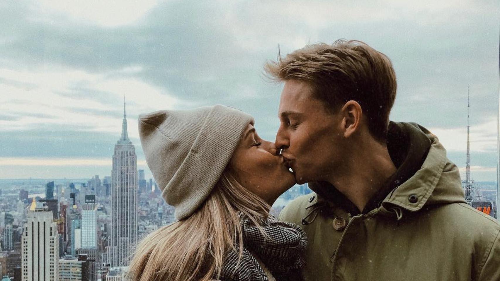 Mikky Kiemeney y De Jong se besan con Nueva York de fondo