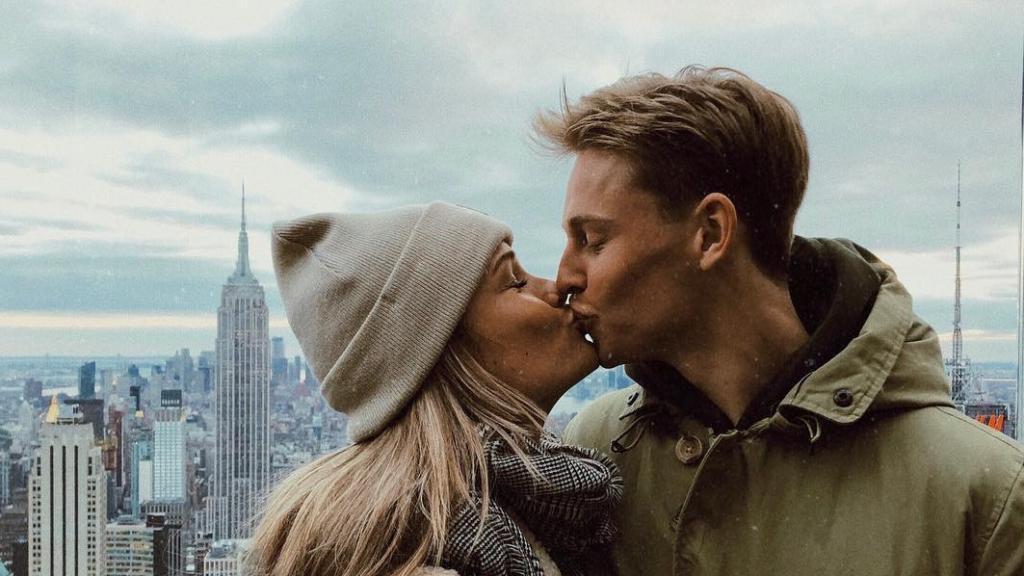 Mikky Kiemeney y De Jong se besan con Nueva York de fondo