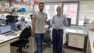El investigador post-doctoral del Idibaps y del CIBERONC Ferran Nadeu, junto al director del Idibaps, jefe del grupo de Patología molecular en neoplasias linfoides y jefe de grupo del CIBERONC, Elías Campo / EP