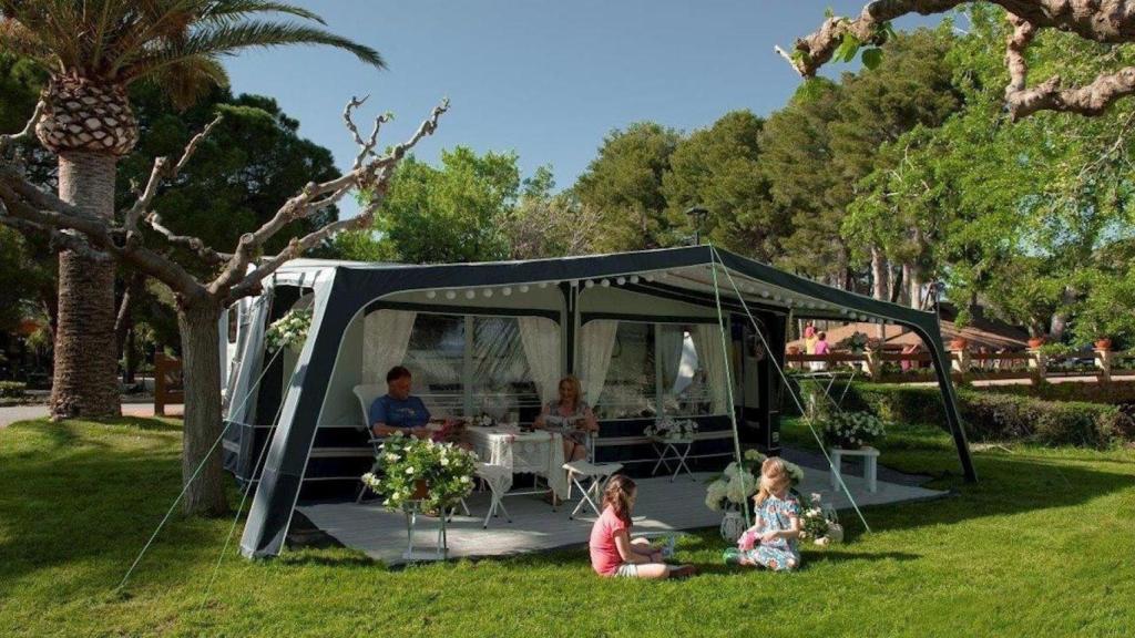 Una familia en una parcela de un camping