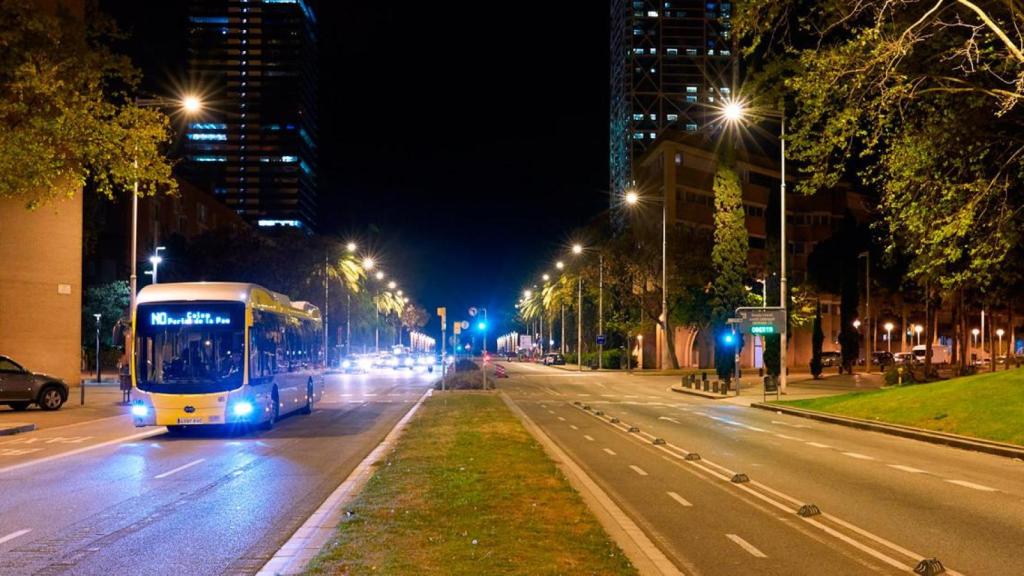 Imagen del NitBus a su paso por la calle Marina de Barcelona / Tusgsal
