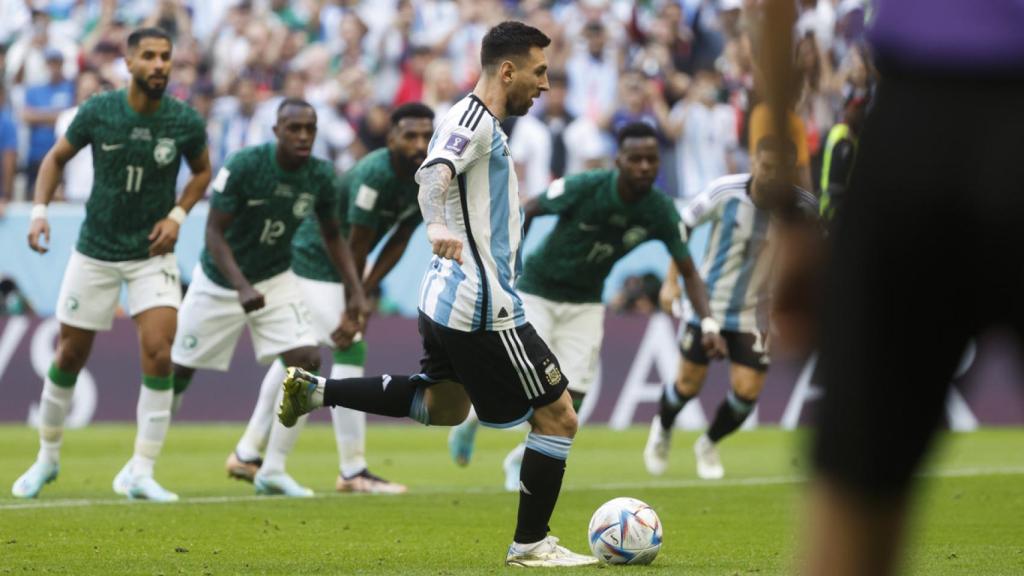 Leo Messi, lanzando un penalti contra Arabia Saudí en el Mundial / EFE