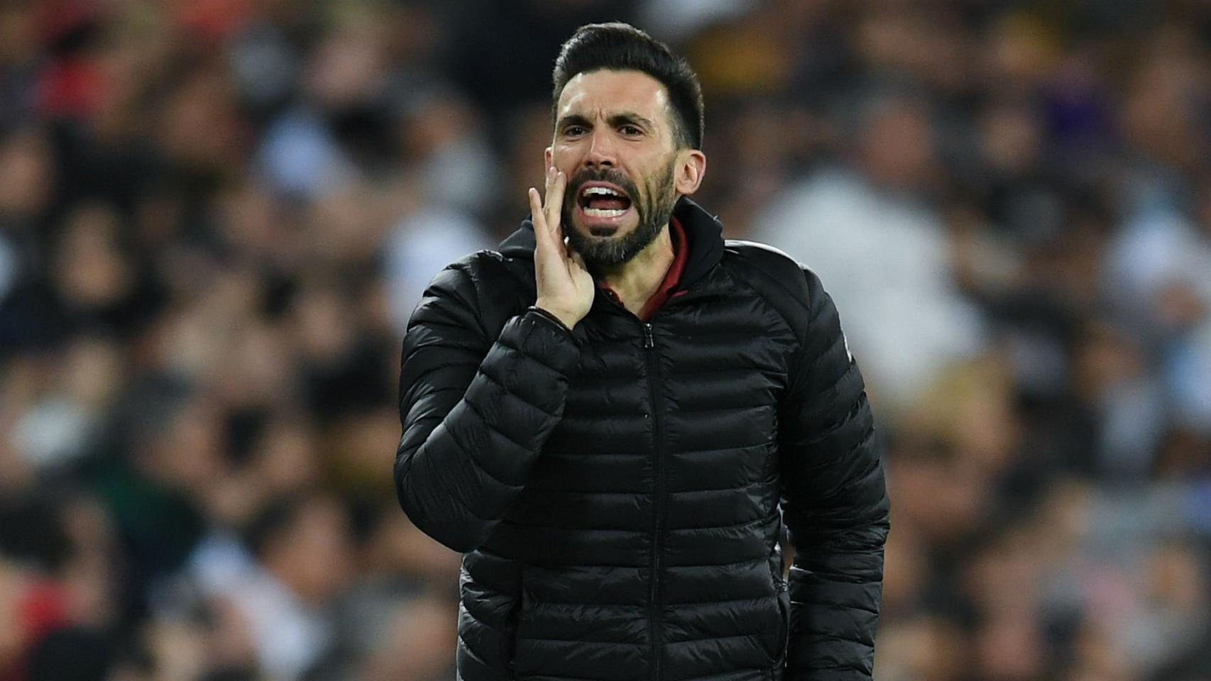 Eder Sarabia, dando instrucciones desde el banquillo | EFE