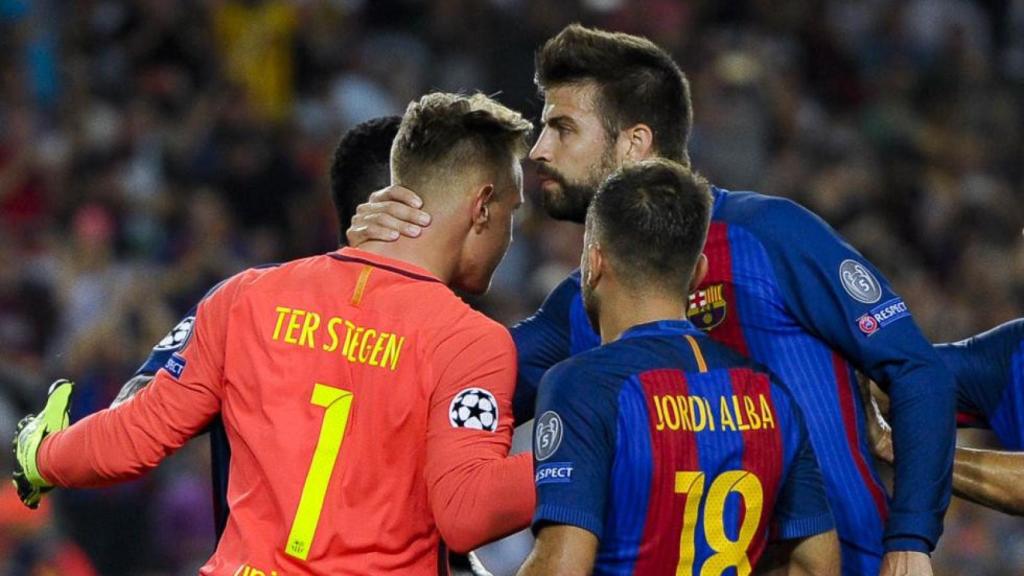Piqué y Jordi Alba felicitando a Ter Stegen / EFE