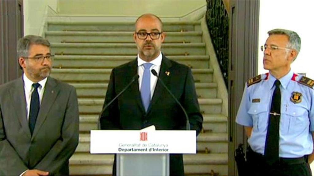 El conseller de Interior, Miquel Buch (c), con el nuevo jefe de los Mossos d'Esquadra, Miquel Esquius (d)