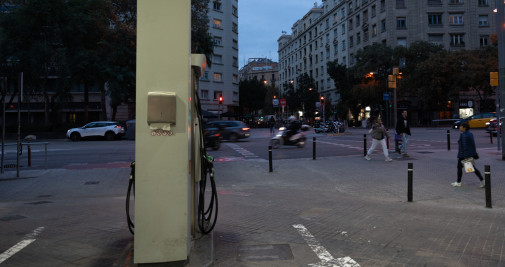 Vista desde la gasolinera hacia el edifício y contenedores / LUIS MIGUEL AÑÓN
