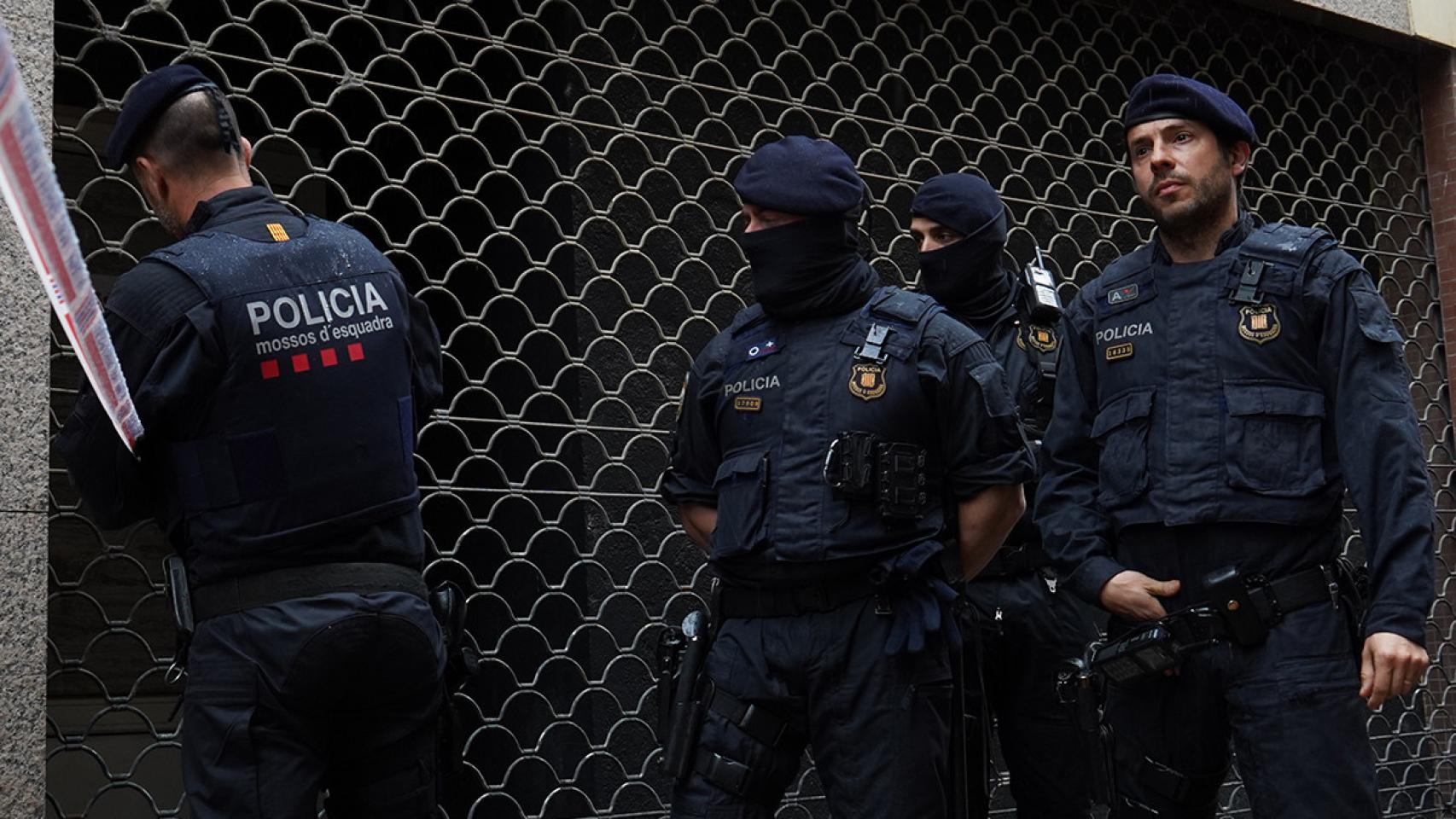 Registro de los Mossos de Esquadra en el domicilio del presunto violador de Igualada / LENA PRIETO