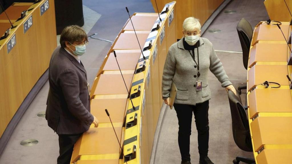 Carles Puigdemont y Clara Ponsatí, en la Eurocámara / EFE