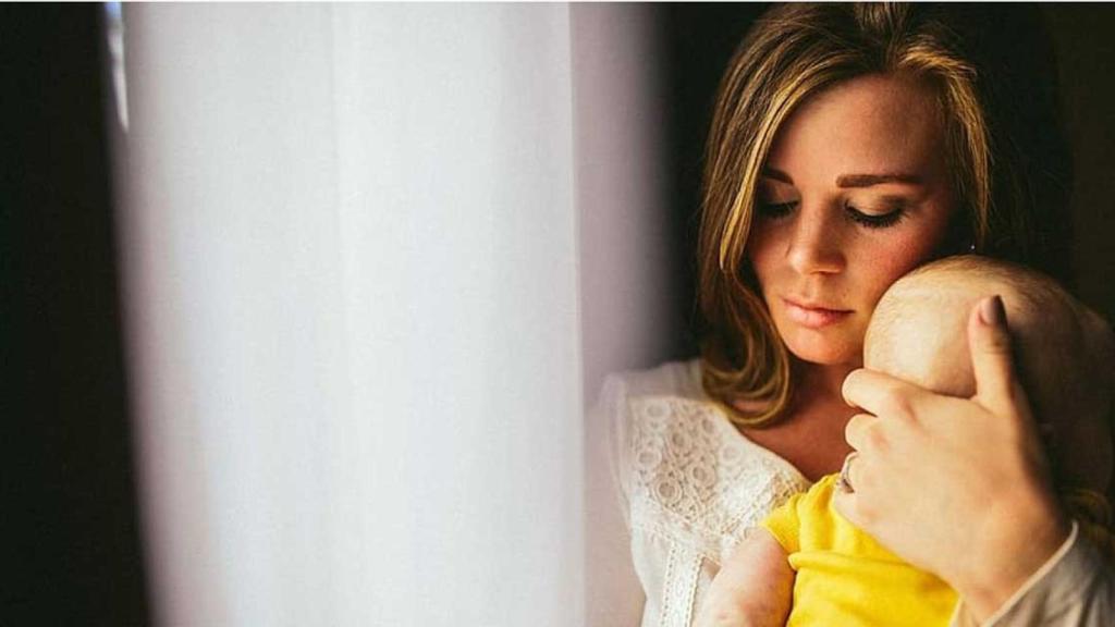 Madre con un bebé en la etapa posparto / PXFUEL