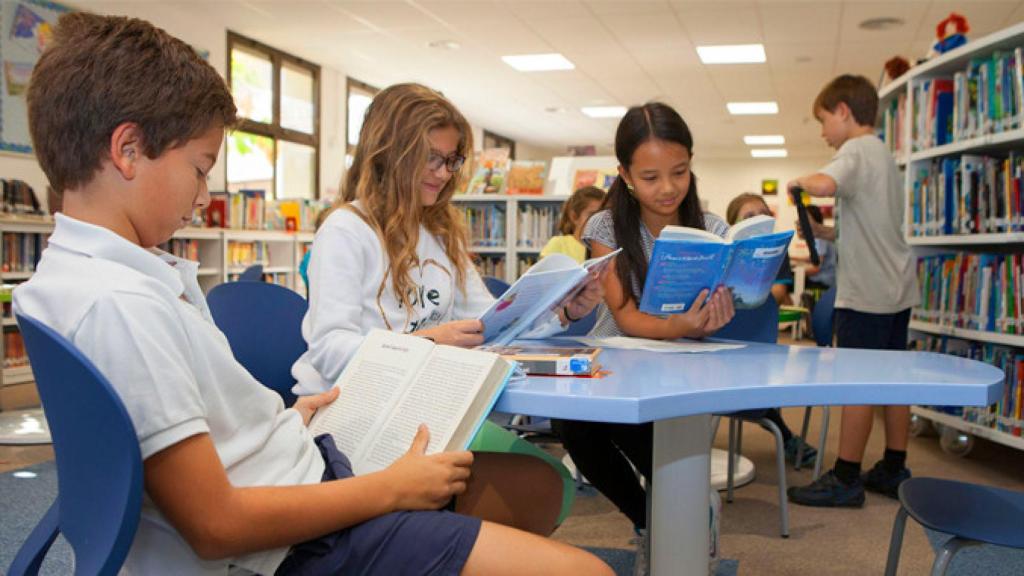Alumnos en la American School de Barcelona, donde Shakira y Piqué llevan a sus hijos / ASB
