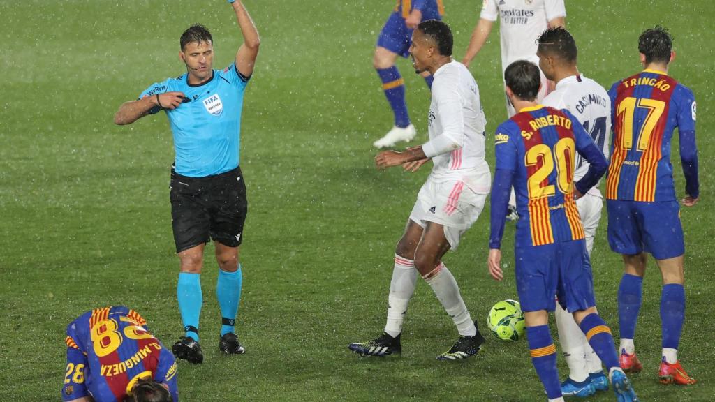 Gil Manzano enseña la segunda amarilla a Casemiro tras entrar a Mingueza / EFE