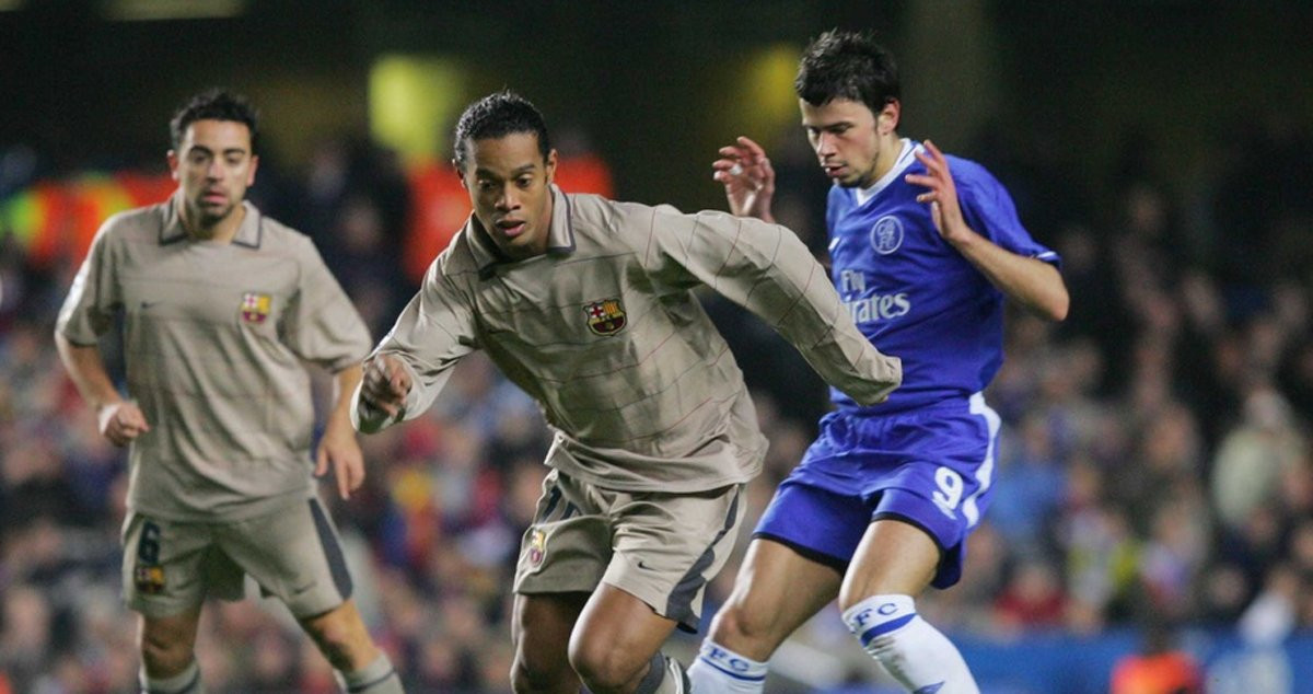 Xavi y Ronaldinho, en un cruce de Champions ante el Chelsea, con la camiseta Golden / FCB