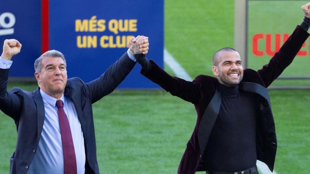 Joan Laporta y Dani Alves, eufóricos, en la presentación del brasileño la temporada pasada