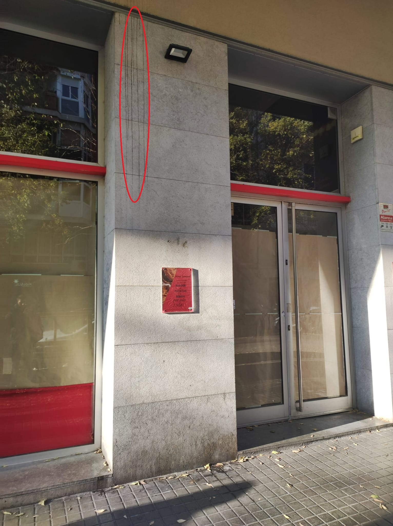 Las marcas de los huevos lanzados contra el restaurante de Luis Figo CULEMANÍA