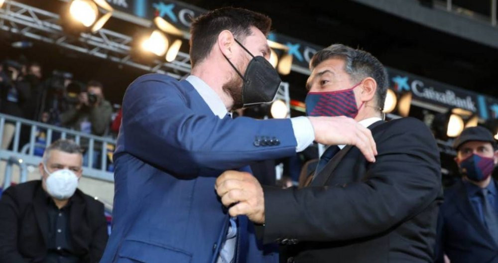 Abrazo entre Leo Messi y Joan Laporta en el Camp Nou tras la proclamación del segundo como presidente del Barça / EFE
