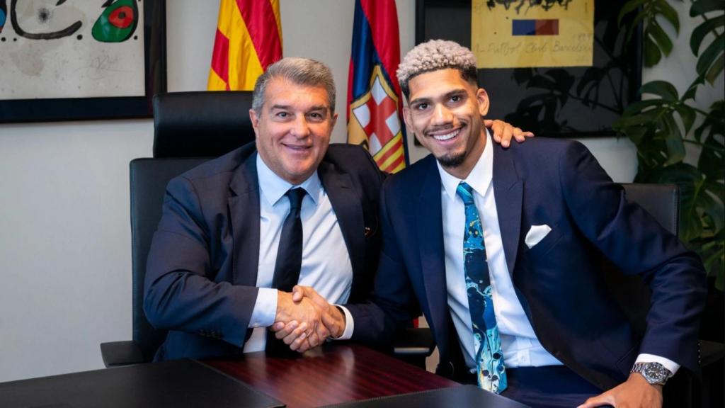 Joan Laporta y Ronald Araujo se estrechan la mano en la renovación del central uruguayo / FCB