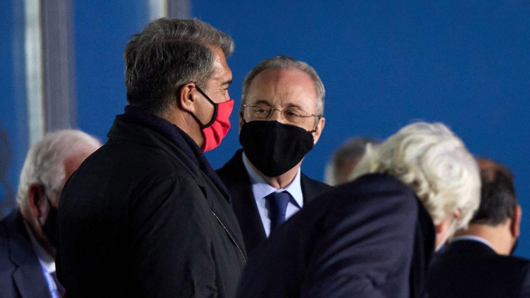 Joan Laporta y Florentino Pérez conversan antes de un clásico / EFE