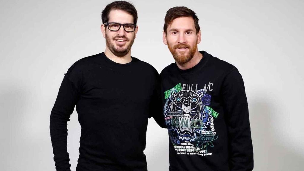 Moshe Hogeg posa con Leo Messi en una campaña para Sirin Labs, una empresa de la que fue consejero Laporta antes de volver al Barça