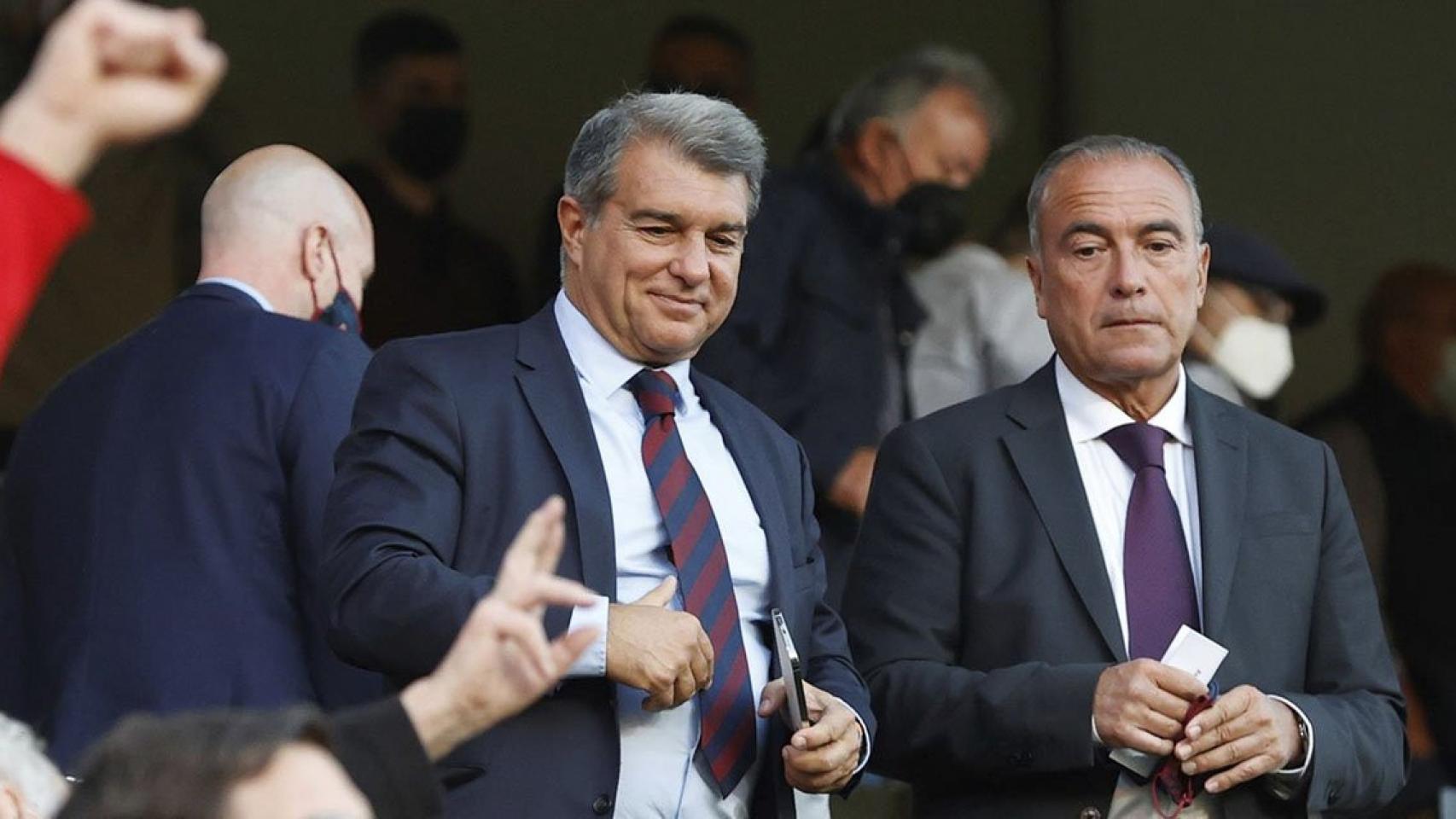 Joan Laporta, en el palco de Vallecas, ha sido valiente con el despido de Koeman / EFE