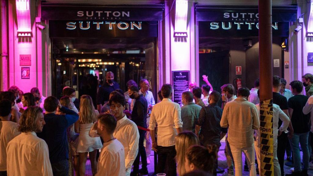Jóvenes ante la discoteca Sutton, situada en la calle Tuset de Barcelona