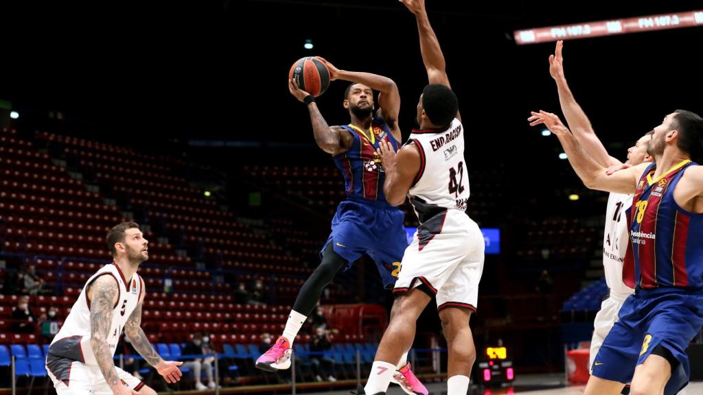 Higgins, en una acción contra Armani Milán