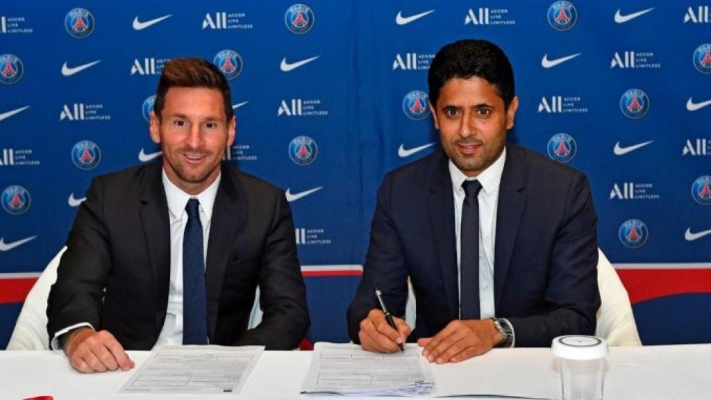 Lionel Messi y Nasser Al Khelaifi, en la firma del contrato del argentino